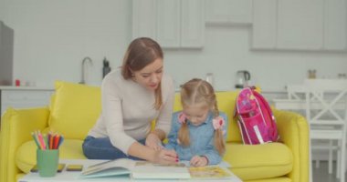 Anne kız öğrenci matematik örnek çözmek için öğretim