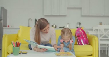 Tembel kız ödev çizimleri ile gelen rahatsız edici