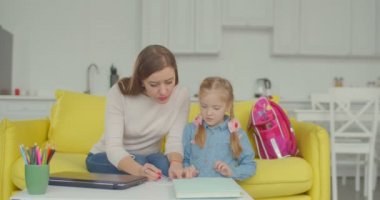Anne ve kızı zor ödev yapmak