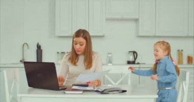 Yoğun çalışan bir anne çocuğu için vakti yok