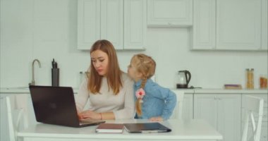 Sevgi dolu anne ve kızı mutfakta bağ
