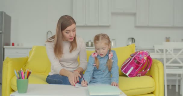 Estudante inteligente com a mãe estudando em casa — Vídeo de Stock