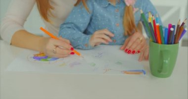 Anne ve çocuk sanat masa başında oluşturma
