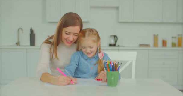 Muntere Mutter und Kind zu Hause mit Zeichnen beschäftigt — Stockvideo