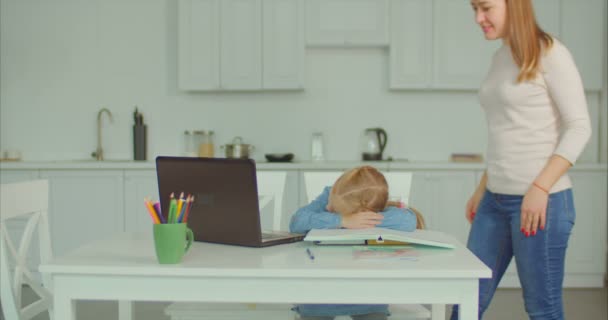 Moe weinig schoolmeisje viel in slaap huiswerk — Stockvideo
