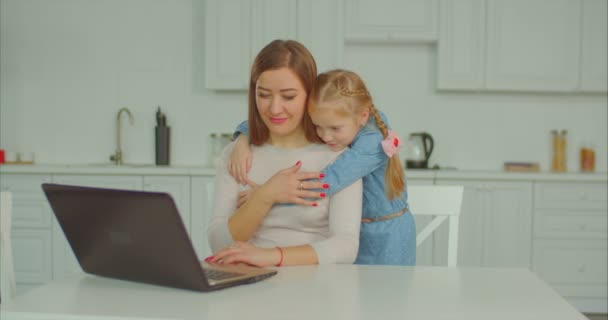 Cariñosa Hija Edad Elemental Cuidado Abrazando Ocupada Madre Sobrecargada Trabajo — Vídeo de stock