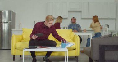 Zor üniversite araştırma projesi, yapıyor endişeli yakışıklı üniversite öğrencisi grafikler ve kanepeye, otururken analiz dijital tablet ile ağ duygu gergin ve sinirli.