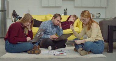Yorgun üniversite öğrencileri sınavlara hazırlama