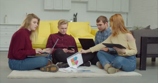 Equipe de inicialização sentados no chão e trabalhando juntos — Vídeo de Stock