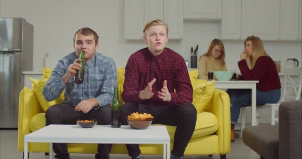 Hombres viendo la televisión y animando al equipo de fútbol — Vídeo de stock