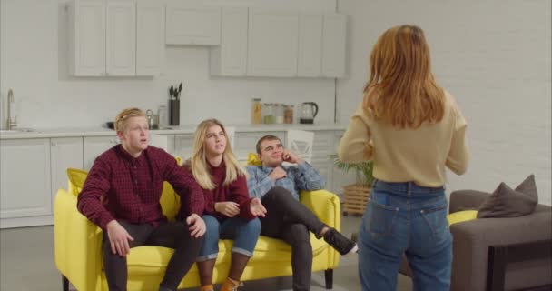 Adolescentes adivinhando o que amigo mostra em charadas — Vídeo de Stock
