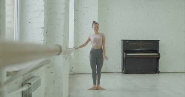 Balletttänzerin bei einer Demi-Plie-Übung in Barre — Stockvideo