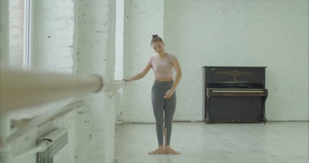 Balletdanseres uitvoeren releve oefening in barre — Stockvideo