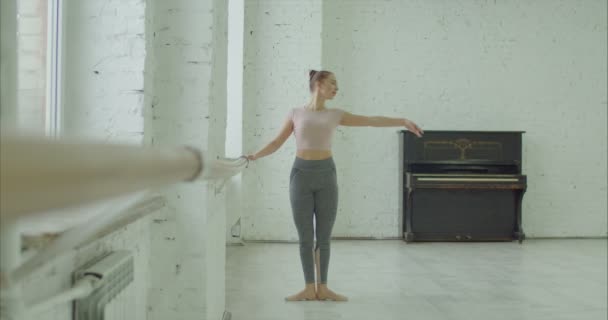 Elegancki Klasyczny Tancerz Odzież Sportowa Ćwicząc Klasę Baletu Piękne Baleriny — Wideo stockowe