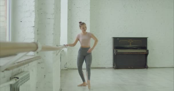 Baletní tanečnice dělá choreografické cvičení v barre — Stock video