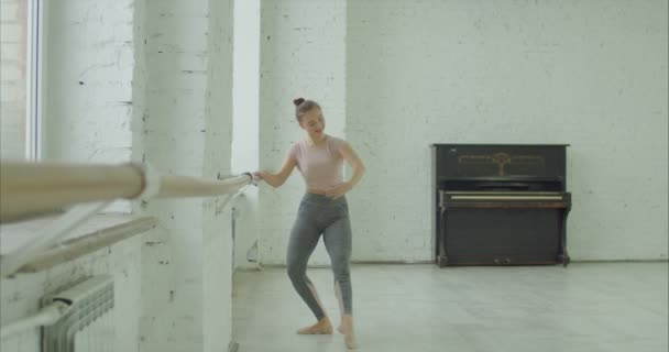 Грациозная балерина репетирует в балетной студии — стоковое видео