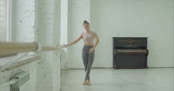 Bailarina de ballet realizando ejercicio dedans en barra — Vídeos de Stock