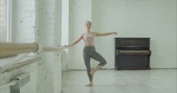 Elegante bailarina ensayando en estudio de ballet — Vídeos de Stock