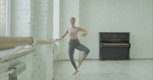 Tancerka baletowa ćwiczy frapper battement — Wideo stockowe