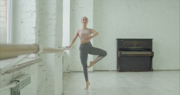 Hermosa bailarina ensayando en el estudio de ballet — Vídeos de Stock