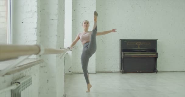 Elegant ballerina practicing battement soutenu — Stock Video