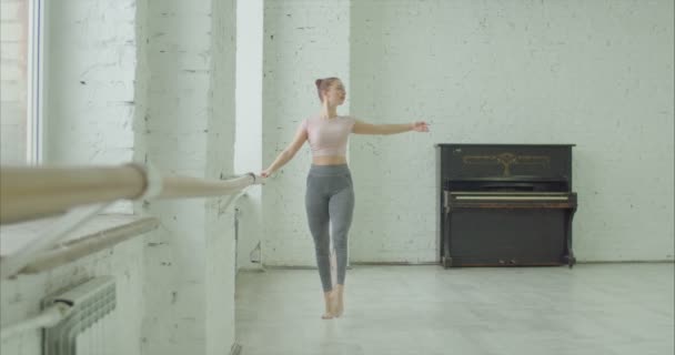 Μπαλαρίνα εξάσκηση developpe στο στούντιο χορού — Αρχείο Βίντεο