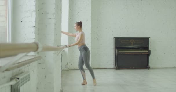 Ballerina houding in dansstudio te beoefenen — Stockvideo