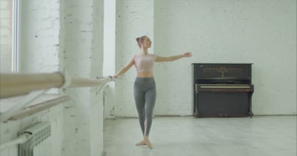 Ballerina beoefenen van grand battement oefening — Stockvideo