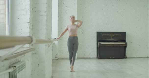 Klassiek balletdanser uitoefening van pounte in barre — Stockvideo