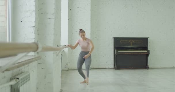 Dançarina de balé exercitando port de bras no barre — Vídeo de Stock
