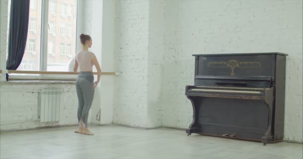 Bailarina de ballet clásica haciendo ejercicio suelta en barra — Vídeos de Stock