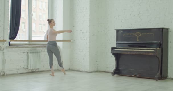 Bailarina de ballet ejercitando tendú de batalla en barra — Vídeo de stock