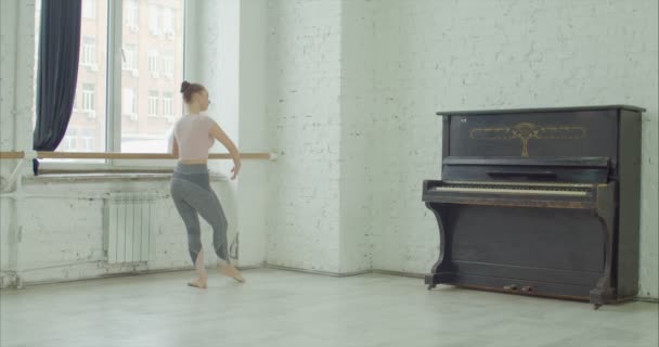 Ballerina utför demi rond motion på barre — Stockvideo