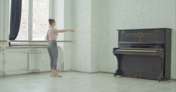Изящная Элегантная Балерина Исполняющая Ронд Джамб Пар Терре Время Репетиции — стоковое видео
