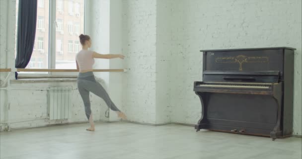 Ballerina bei Dehorübungen am Barre — Stockvideo