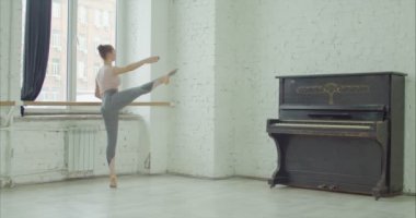 Adagio prova odasında pratik bale dansçıları