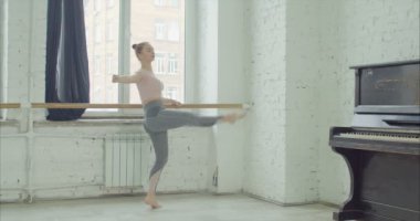 Bale dansçıları relevelent barre, pratik