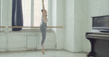 Bale dansçıları developpe barre, pratik