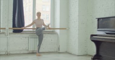 Barre, Grand battement pratik bale dansçıları