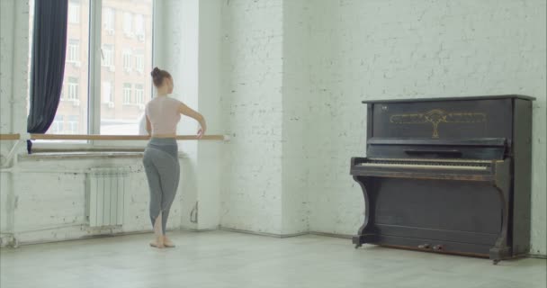 Ballerina som utfører sur le cou de pied trening – stockvideo