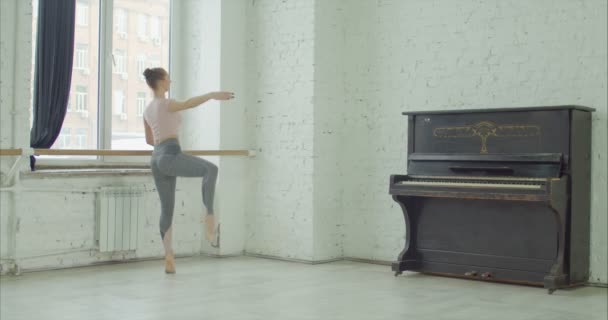 Balerina battement fondu gyakorlat elvégzése — Stock videók