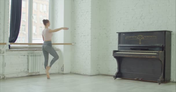 Bailarina realizando ejercicio de frapper de batalla — Vídeos de Stock