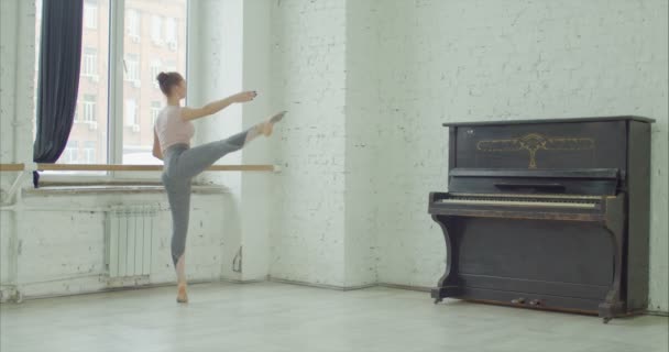 Bailarines de ballet practicando adagio en sala de ensayo — Vídeos de Stock