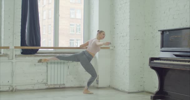 Balletdanseres uitvoeren pounte oefening in barre — Stockvideo