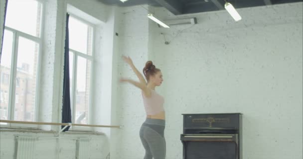 Bailarina elegante interpretando danza de estilo contemporáneo — Vídeos de Stock