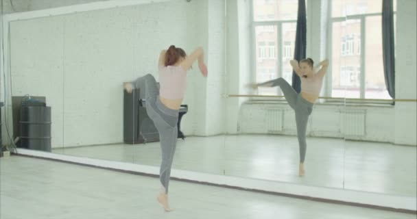 Танцювальний репетиційний танець проти дзеркала на студії — стокове відео