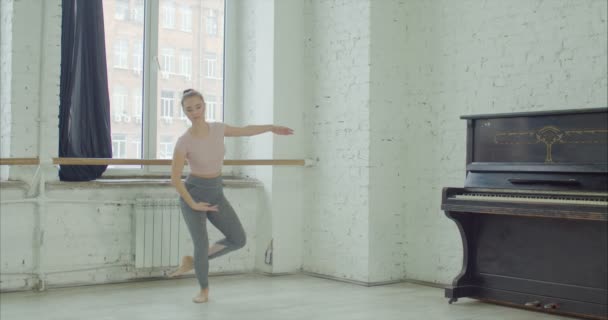 Bailarina de ballet realizando ejercicio de salto failli — Vídeos de Stock