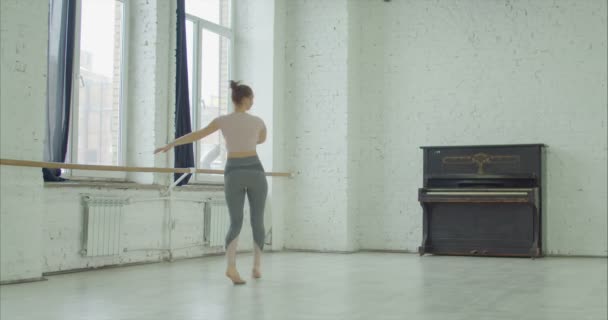 Lovely ballet dancer performing soutenu en tournant — Stock Video