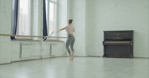 Balettdansare utför tournant i dansstudio — Stockvideo