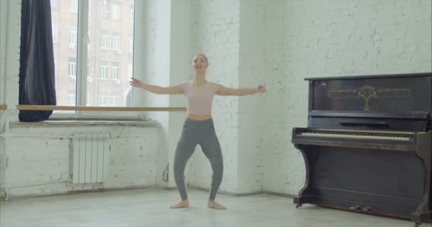 Bailarina de ballet graciosa realizando ejercicio allegro — Vídeos de Stock